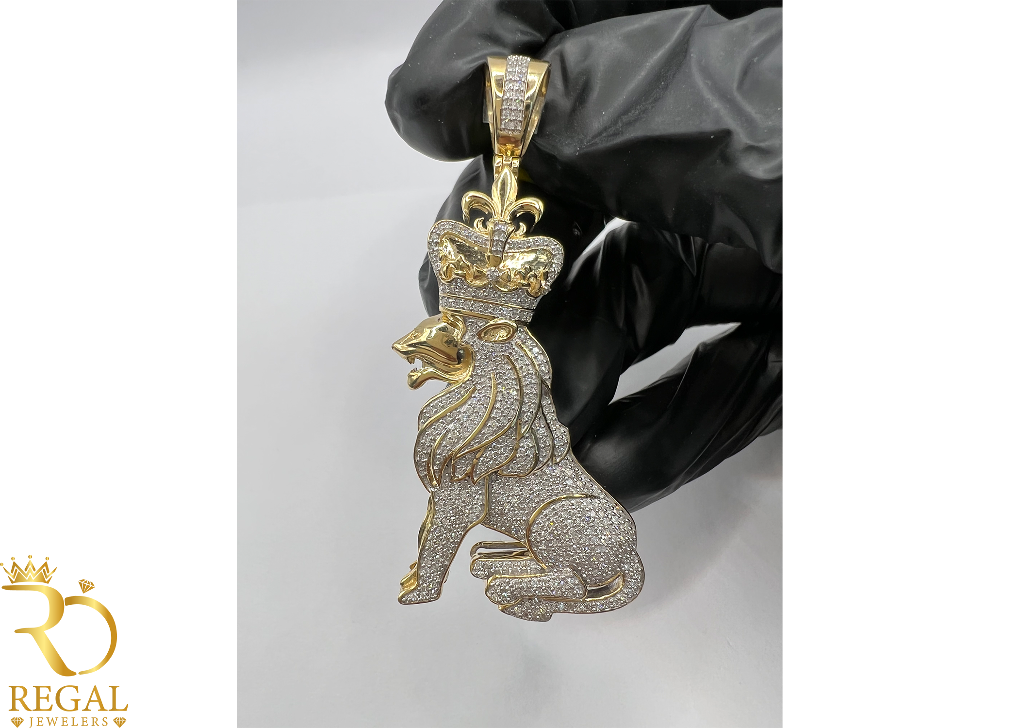 LOIN Pendant/Charm with Diamonds