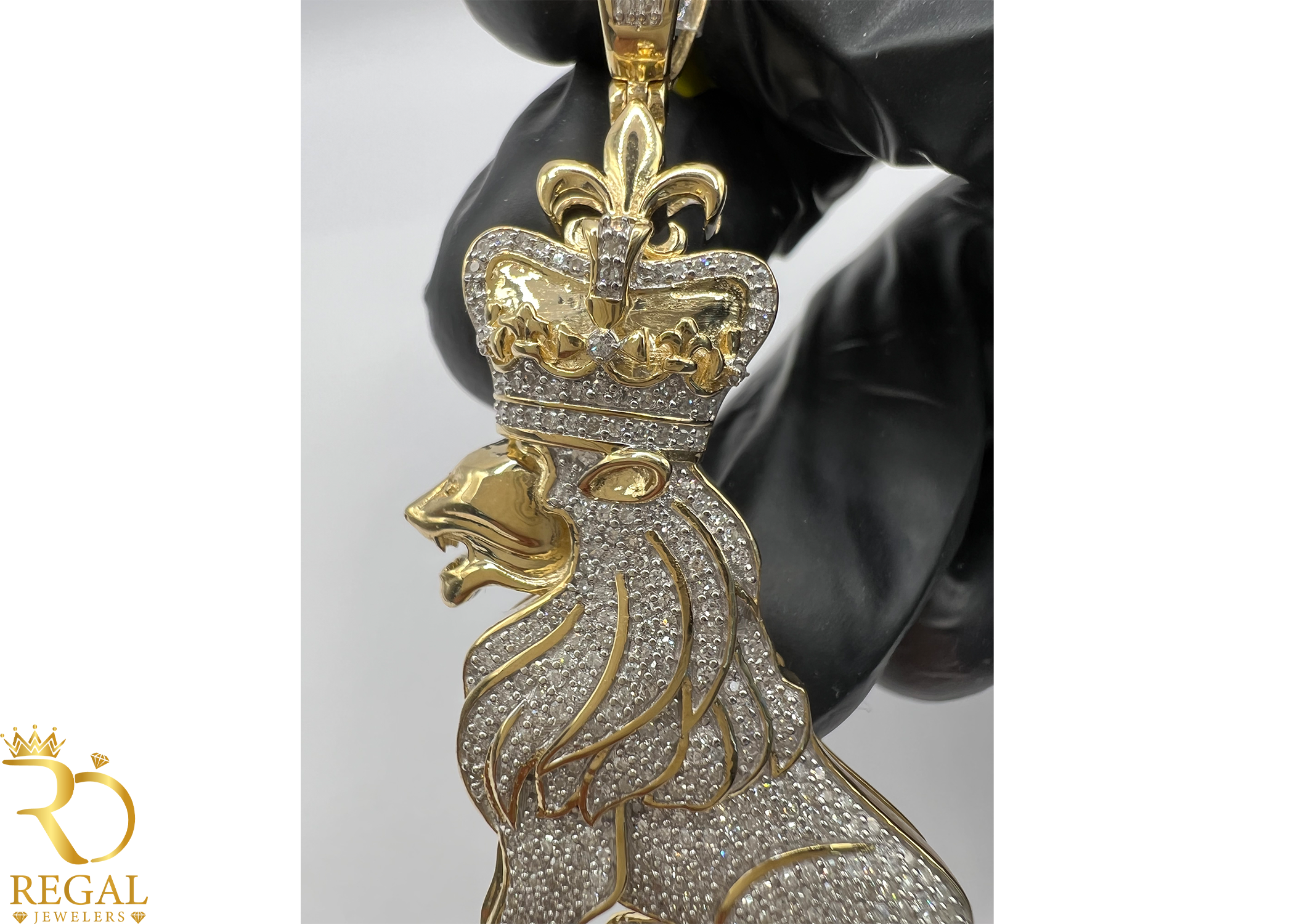 LOIN Pendant/Charm with Diamonds