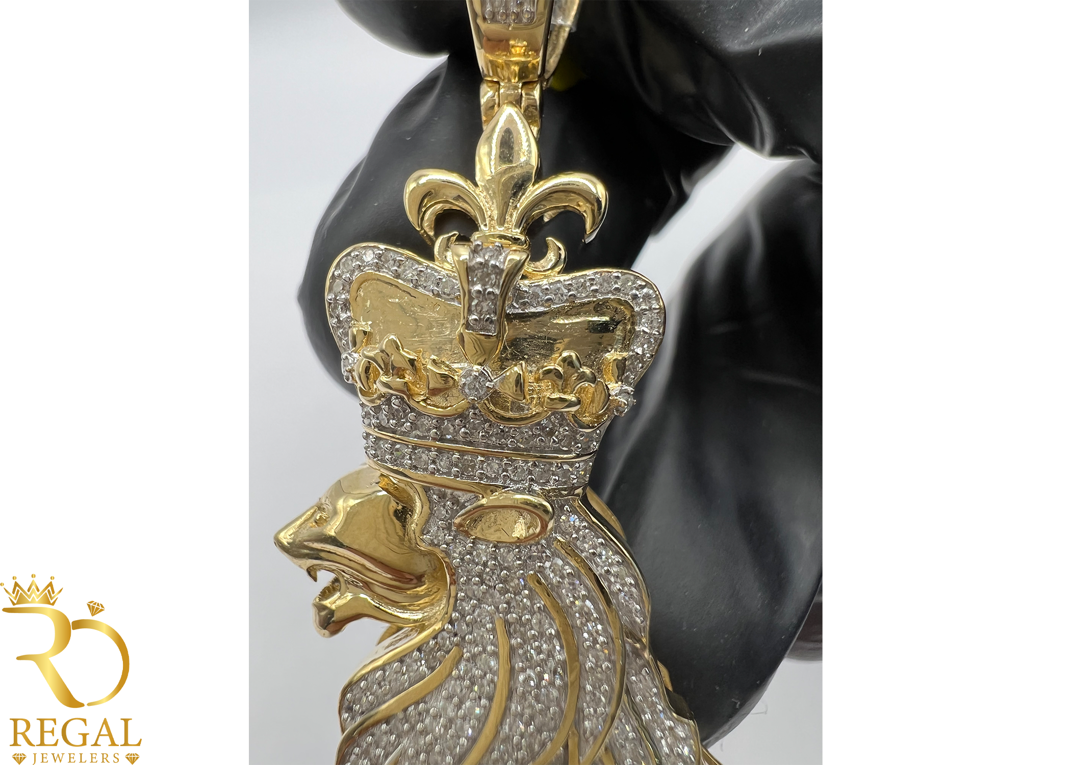 LOIN Pendant/Charm with Diamonds