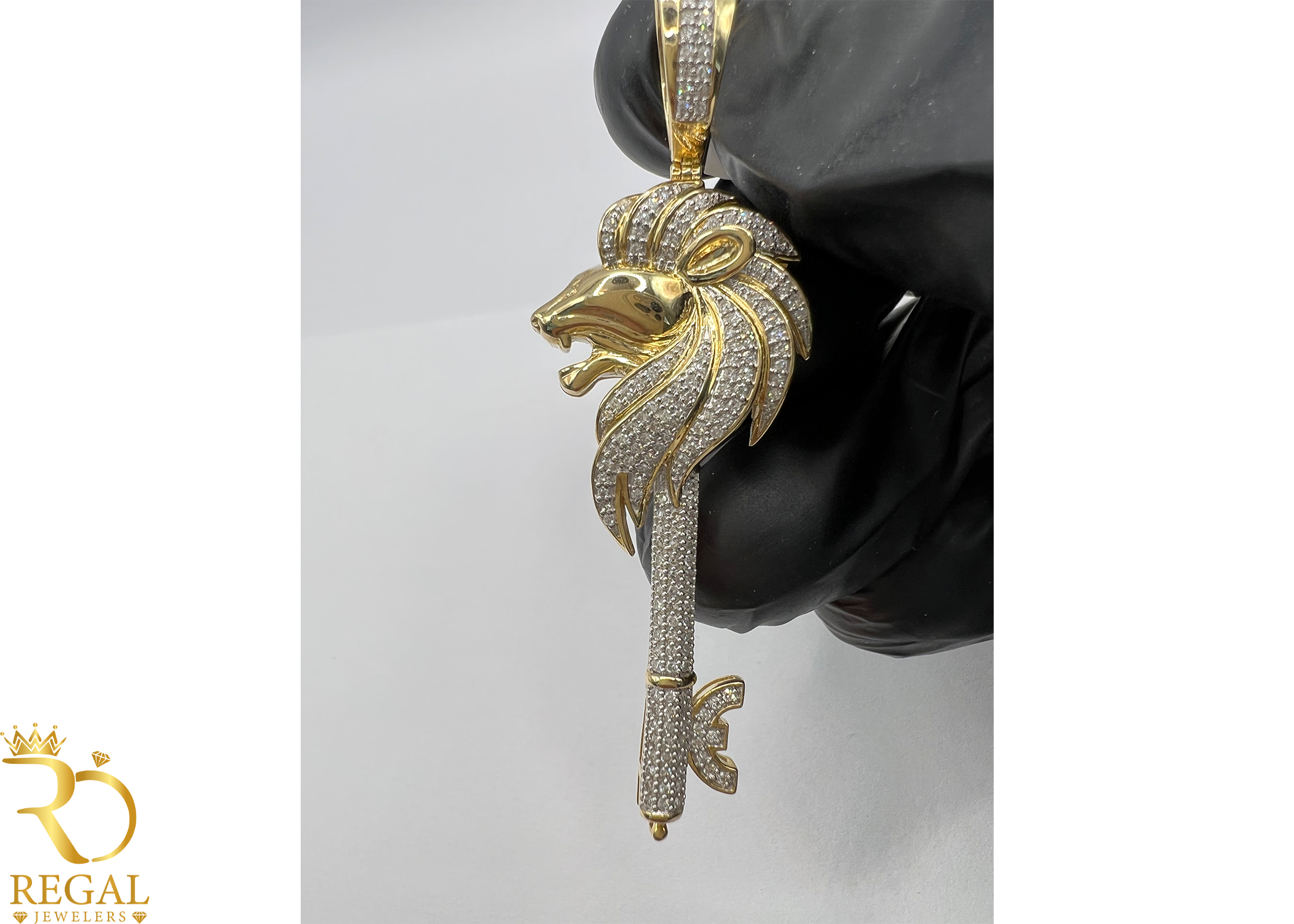 LOIN KEY Pendant/Charm with Diamonds