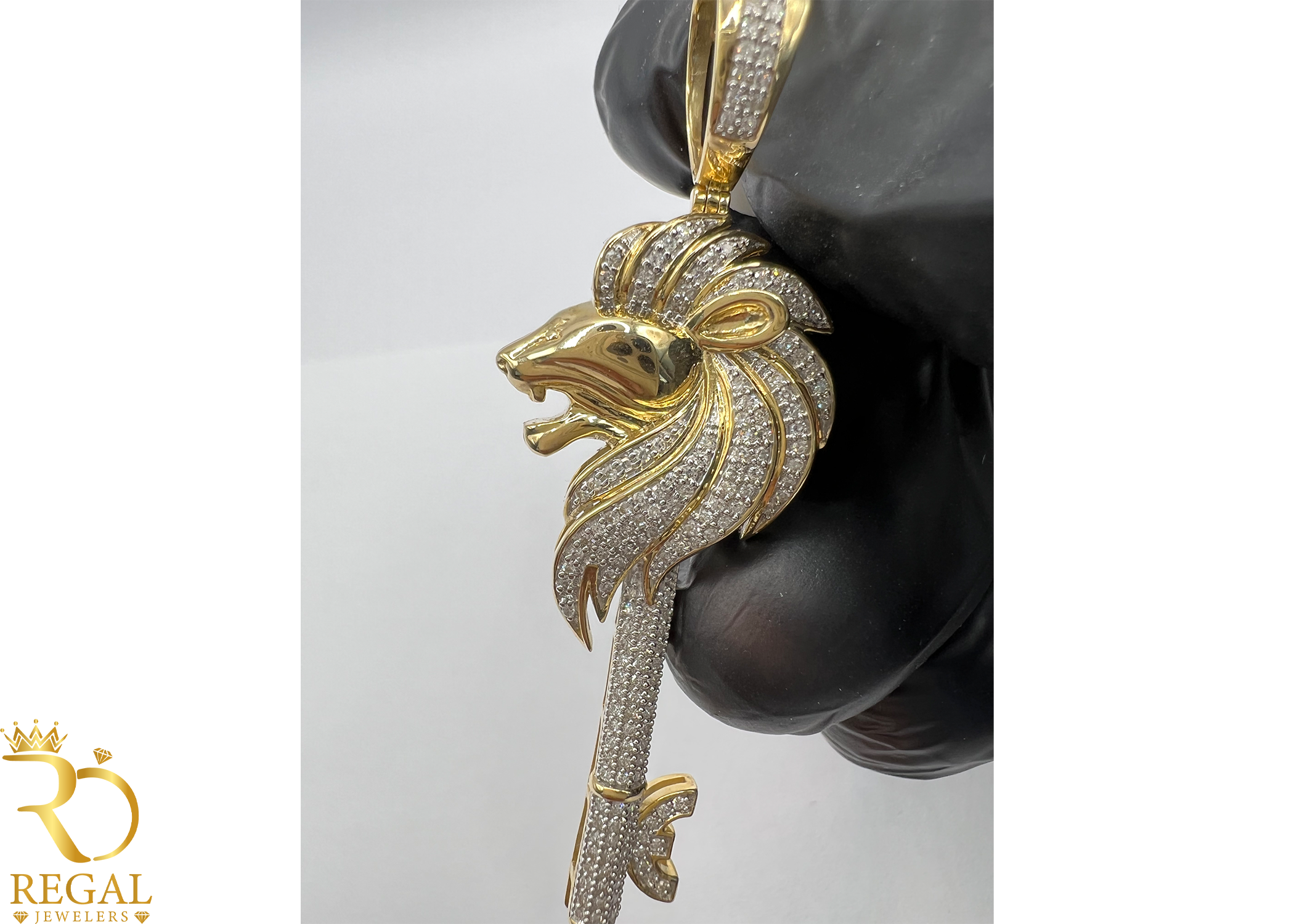 LOIN KEY Pendant/Charm with Diamonds