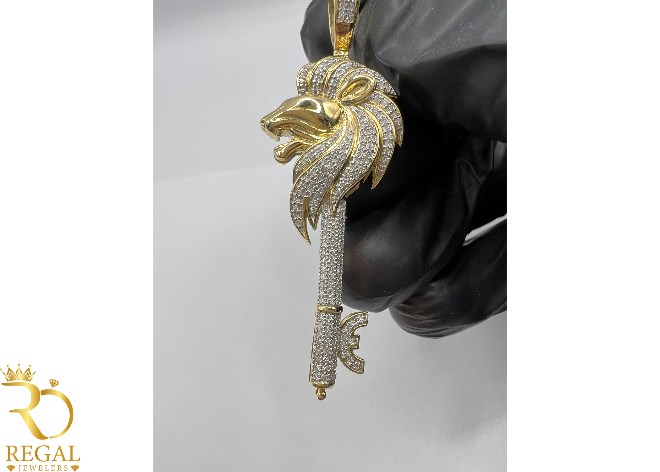 LOIN KEY Pendant/Charm with Diamonds