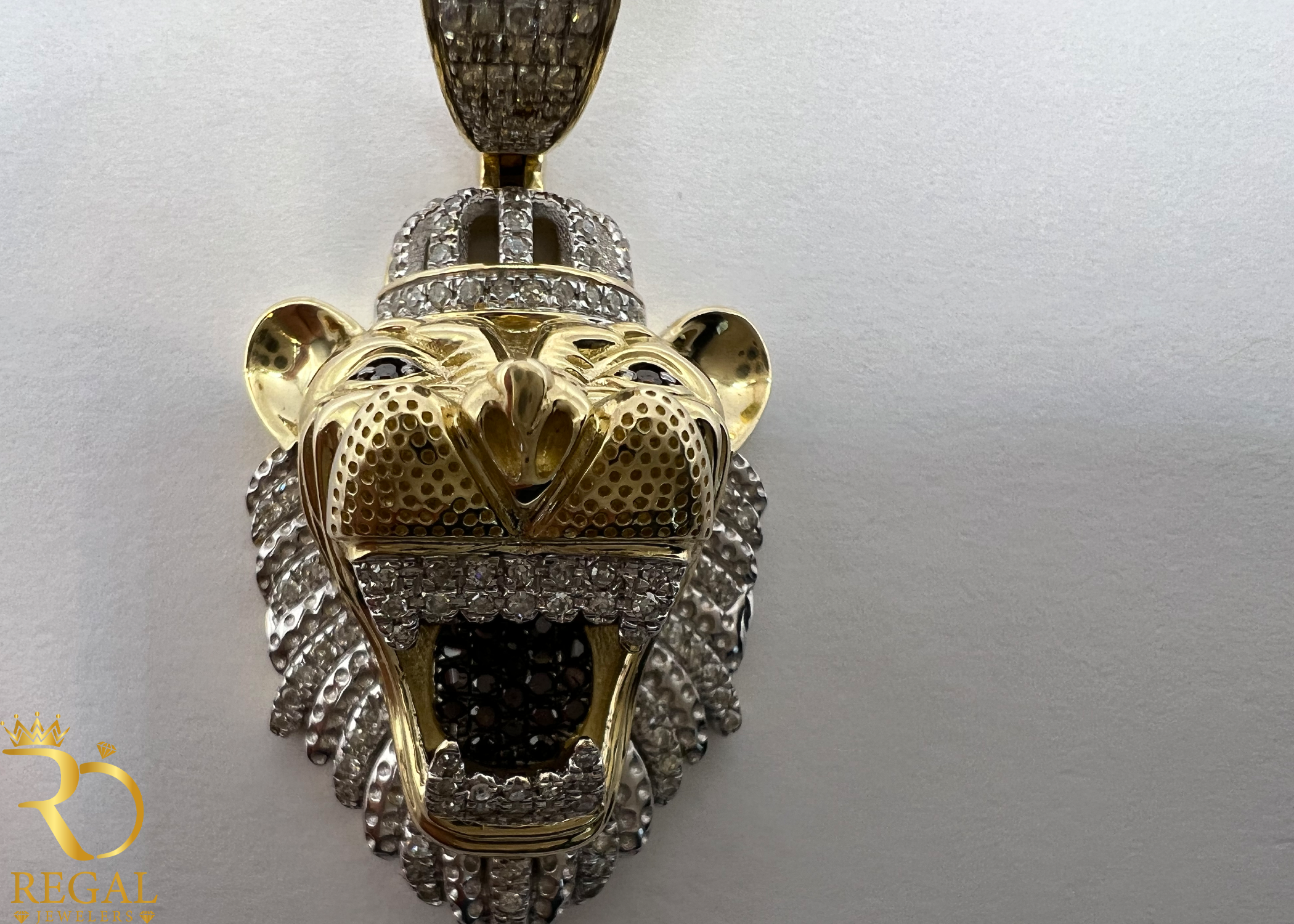 LOIN Pendant/Charm with Diamonds