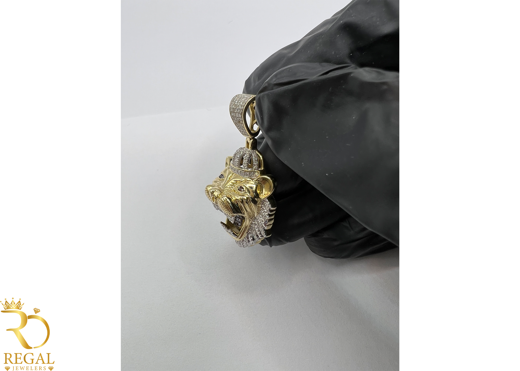 LOIN Pendant/Charm with Diamonds