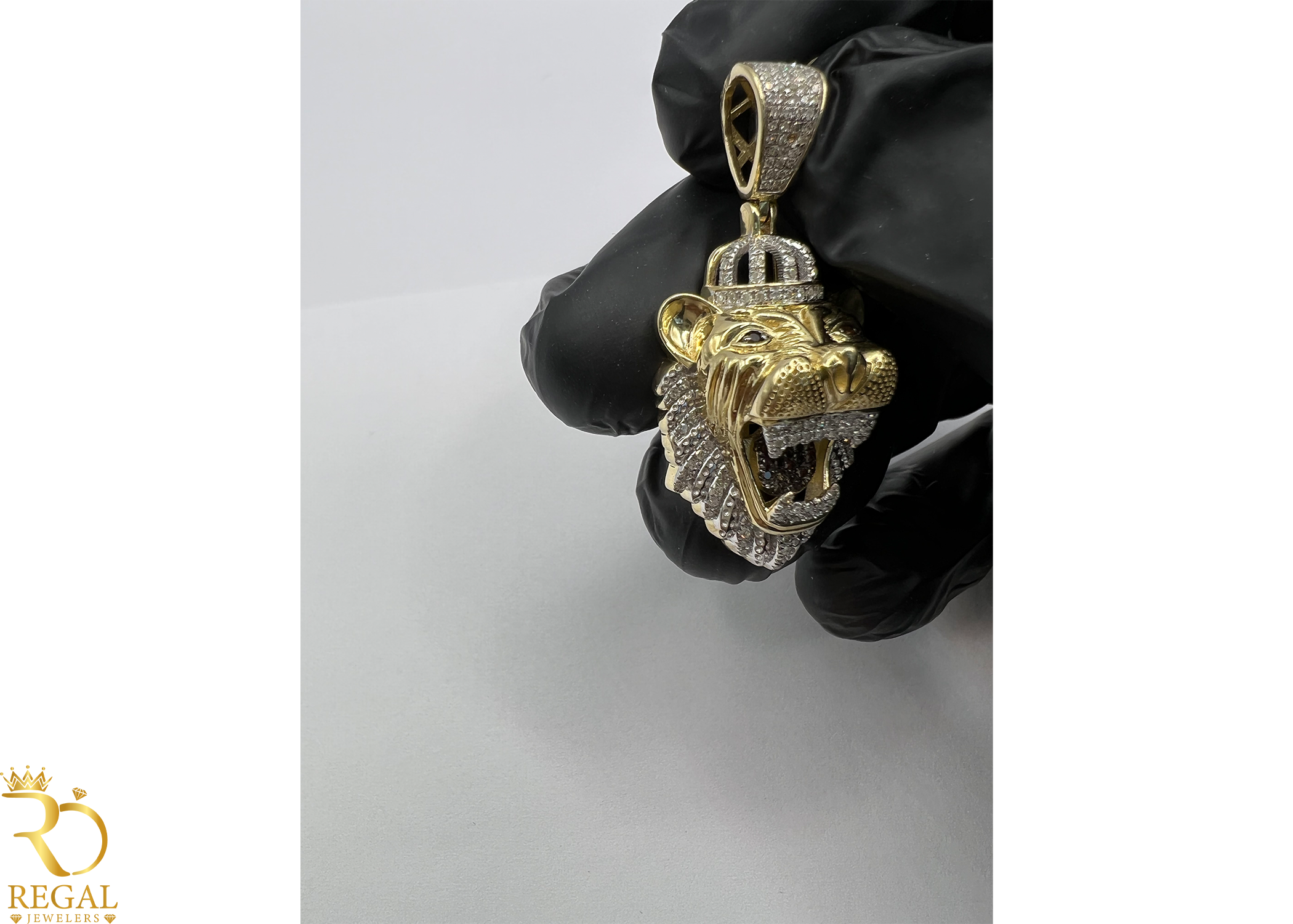 LOIN Pendant/Charm with Diamonds