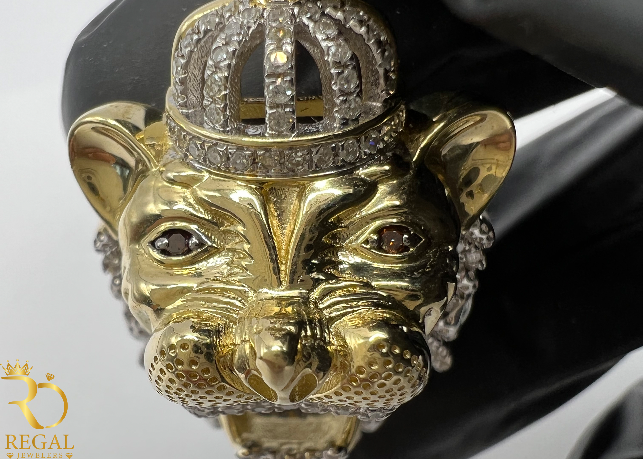 LOIN Pendant/Charm with Diamonds