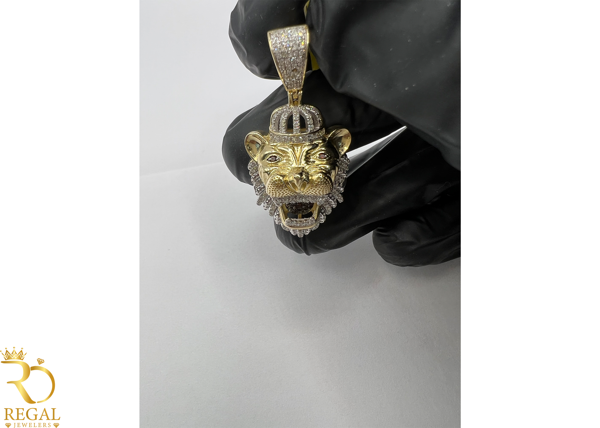 LOIN Pendant/Charm with Diamonds