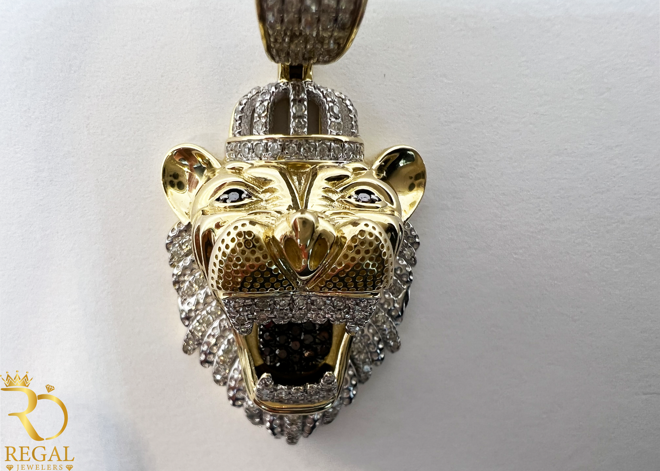 LOIN Pendant/Charm with Diamonds